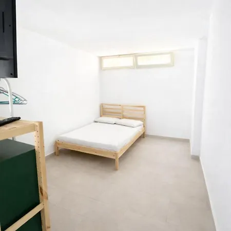 Home Stay Apartment アパート